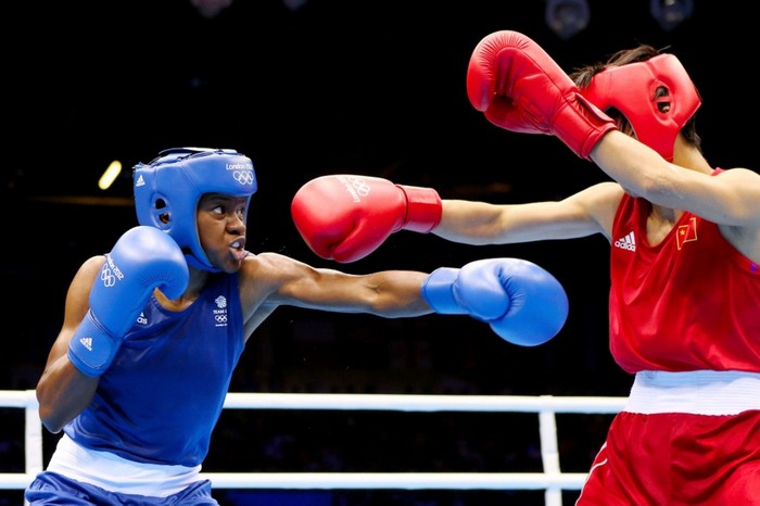 Nữ võ sĩ Nicola Adams của Vương quốc Anh trong trận chung kết hạng cân 51kg với Cancan Ren của Trung Quốc.